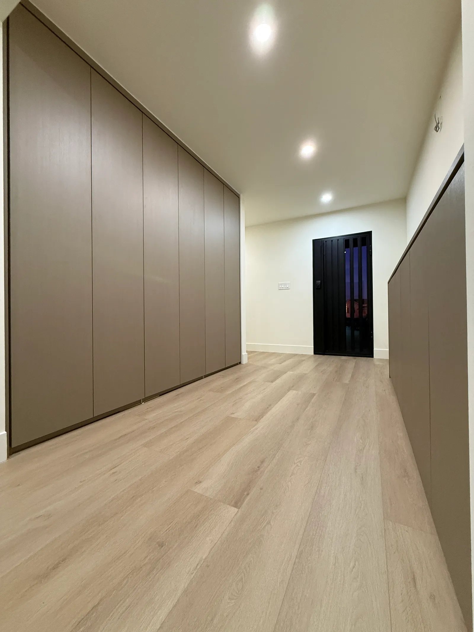 Handle-free built-in hallway cabinet with matte melamine doors