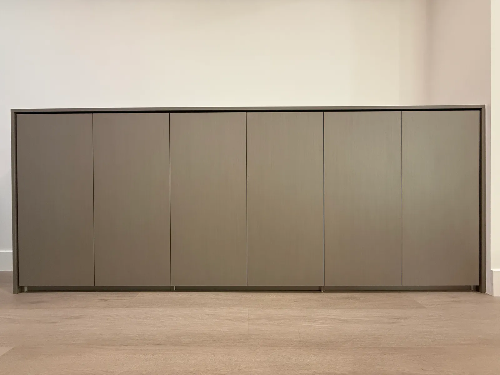 Low-profile hallway storage unit with push-to-open cabinet doors
